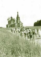 Участники крестного хода приближаются к елёвской церкви свв.Петра и Павла Фото И.Порошина